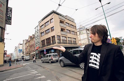 Tomek Kiełkowski przy budynku na rogu ul. Dworcowej i św. Jana