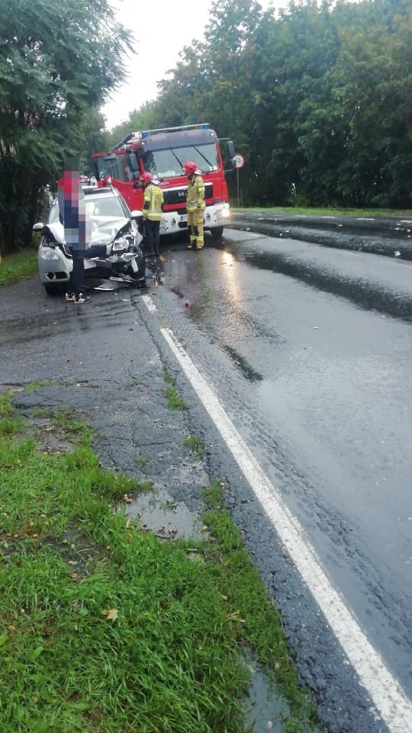 Zderzenie dwóch samochodów i cysterny na drodze krajowej nr 32. Trasa zablokowana