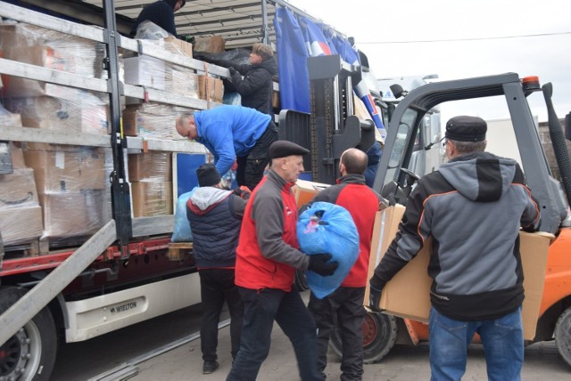 Załadunek darów dla Ukrainy w firmie Epo Trans Logistic w Tychach