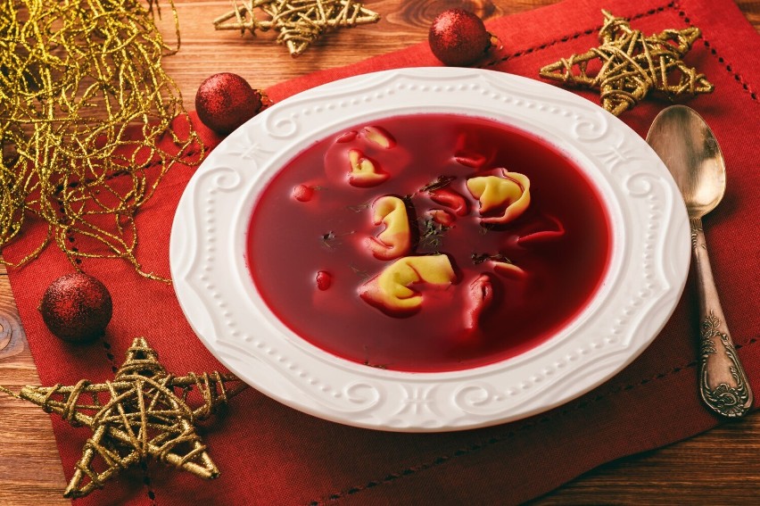 Tradycyjna świąteczna zupa powinna być przygotowana z...