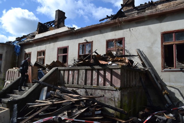 Tak wyglądał spalony budynek w Polaszkach dwa dni po zdarzeniu - rodziny tam mieszkające straciły wszystko