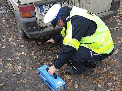 Policjanci prześwietlają auta ZDJECIA