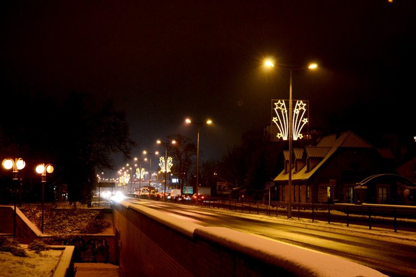 Leszno oświetlone świątecznymi lampkami.