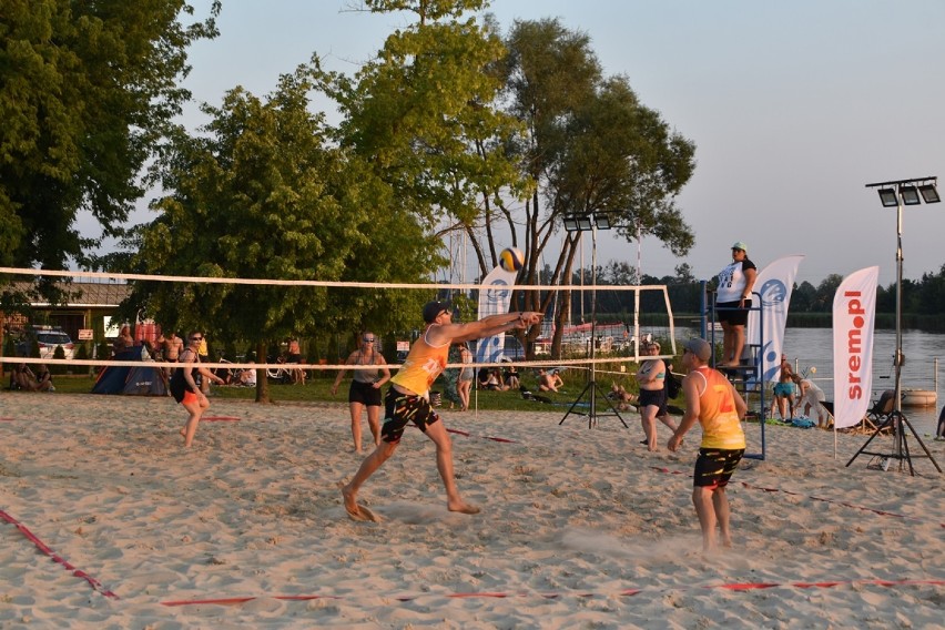 Turniej siatkówki plażowej nad jeziorem Grzymisławskim -...