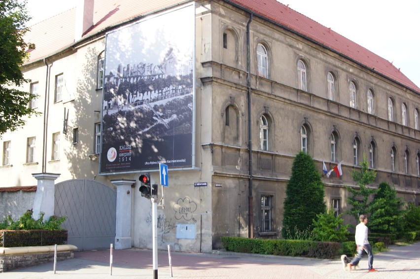 Ogromne fotografie zburzonego Kalisza zawisły w różnych...