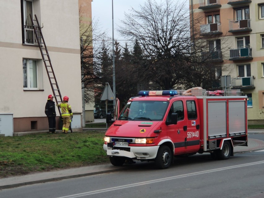 Mężczyzna zamknął się w mieszkaniu swojej krewnej. Był kompletnie pijany!