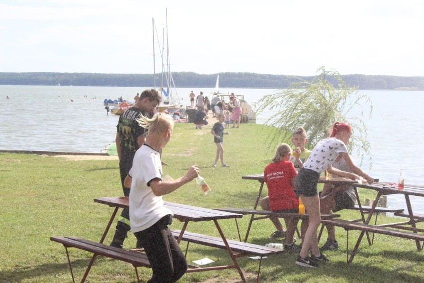 Dałabym ci dała, całusa słodkiego - Teresa Werner i tłumy na plaży