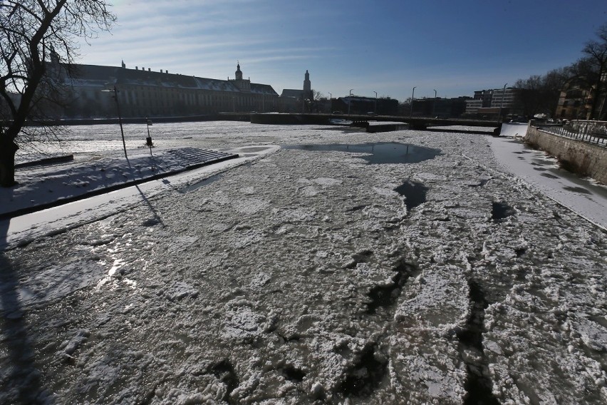 Śryż i lodowe zatory najlepiej widać w centrum miasta na...
