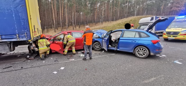 Do wypadku w Stryszku pod Bydgoszczą doszło w środę 17 listopada po godzinie 10. Na miejscu pracują wszystkie służby. Zderzyły się tam trzy samochody: dwa osobowe i jeden ciężarowy