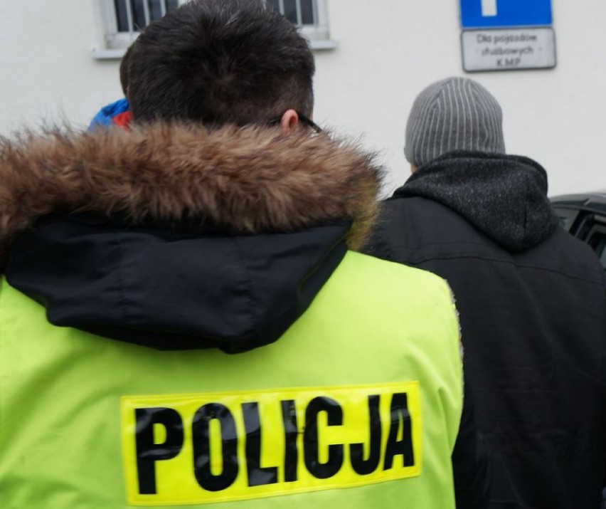 Policja w Siemianowicach: Pobił 16-latkę. Trafiła do...