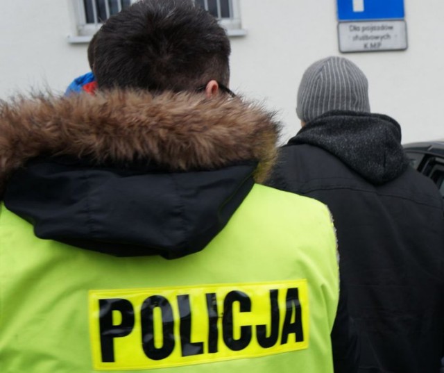 Policja w Siemianowicach: Pobił 16-latkę. Trafiła do szpitala