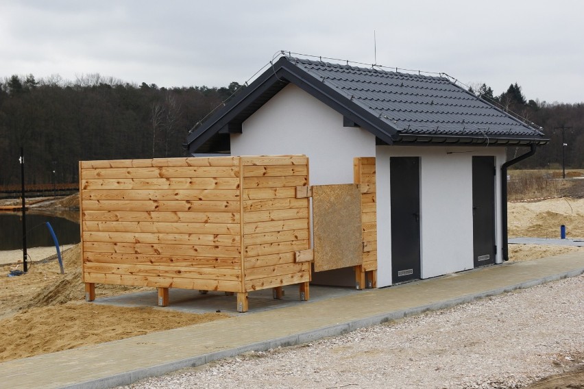 Jak idzie rewitalizacja zalewu w Lisowicach? Mamy aktualne zdjęcia