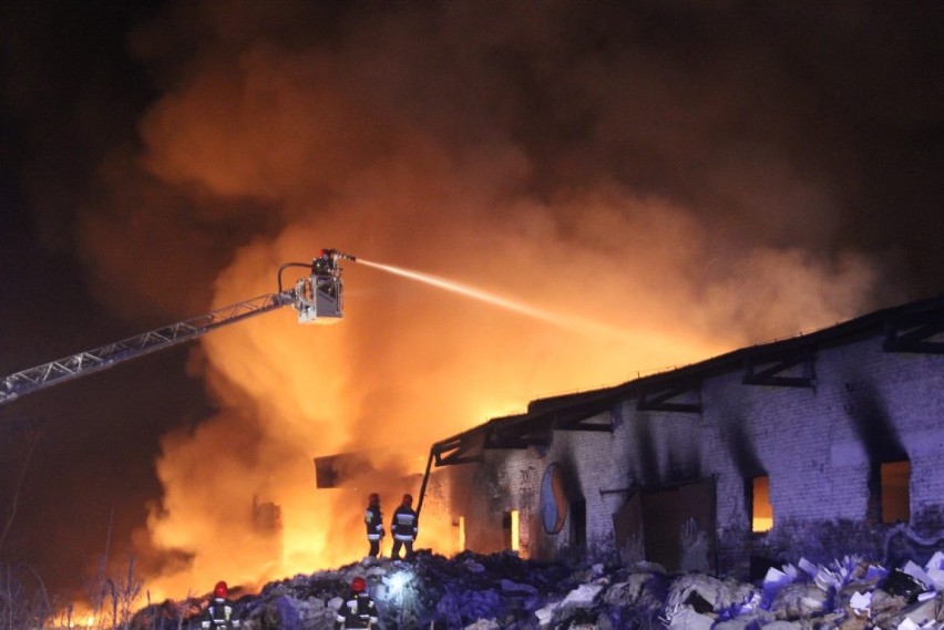 Pożar dawnej hali poprodukcyjnej na terenach Fakory