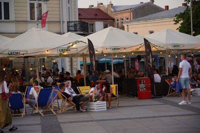 Ogródki gastronomiczne na Rynku w Kielcach. Więcej szczegółów na kolejnych slajdach >>>