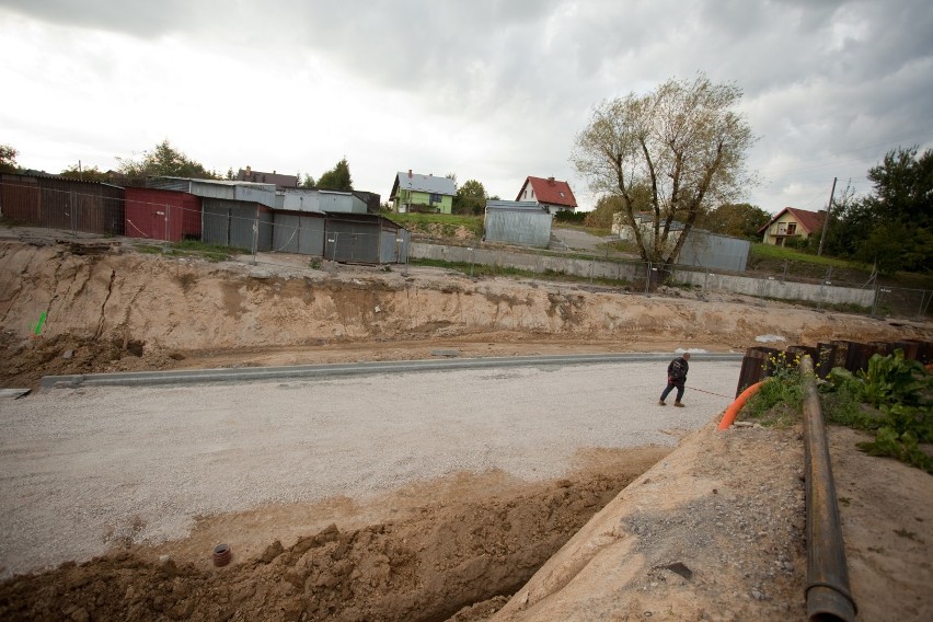 Bochnia. Mieszkańcy ulicy Campi stracili dojazd do domów przez budowane rondo