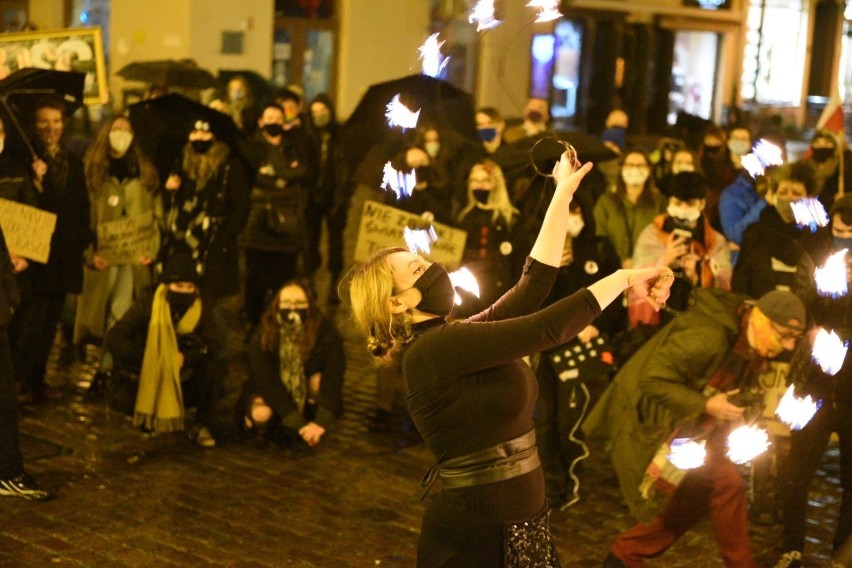 W Toruniu nie ustają protesty przeciwko decyzji Trybunału...