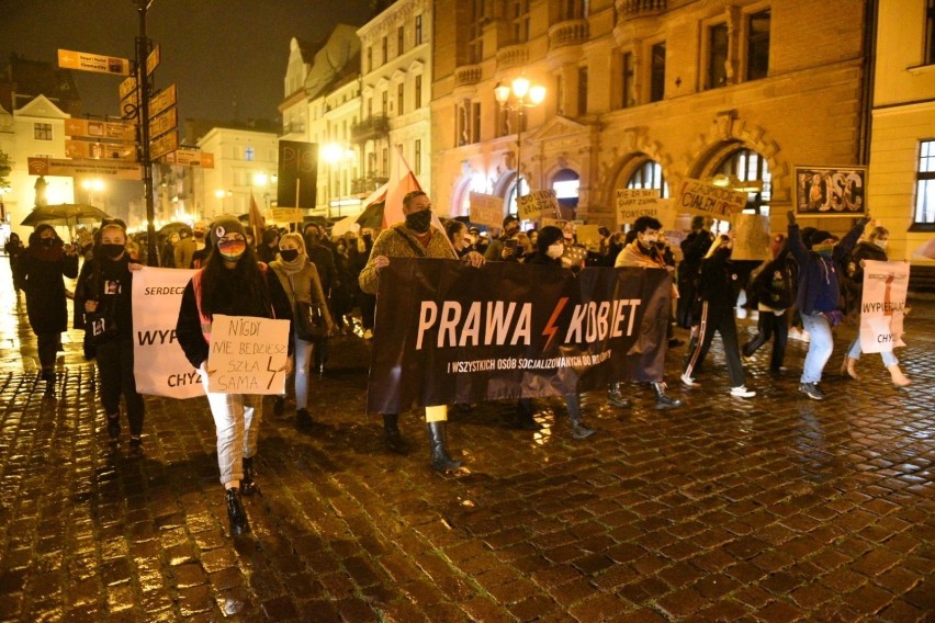 W Toruniu nie ustają protesty przeciwko decyzji Trybunału...