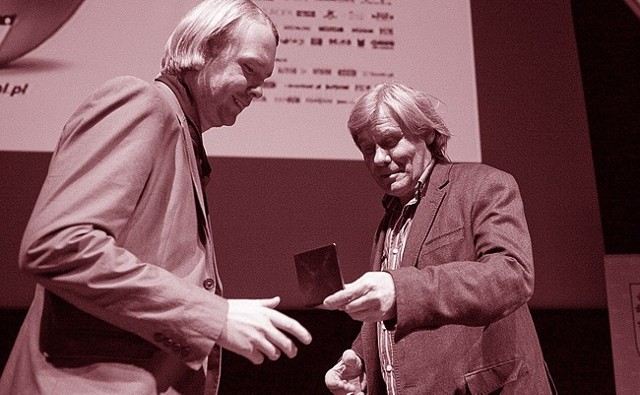 Filip Bajon (z prawej) wręcza nagrodę Adrianowi Pankowi za "Daas".