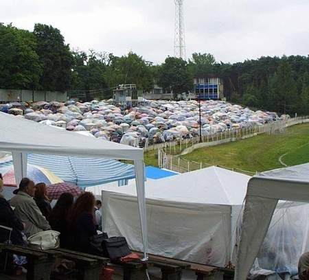 Wczoraj większość świadków schroniła się przed deszczem pod plastikowymi namiotami. Fot. P. Janiczek