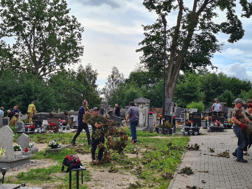 Stara Kiszewa. Mieszkańcy i strażacy porządkowali cmentarz po wichurze, która przeszła przez region 1.07.2022 r. [ZDJĘCIA]