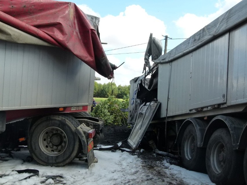 Wypadek w Podlesiu. Zderzenie czołowe dwóch tirów. Droga 483...