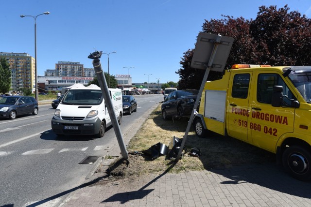 Do zdarzenia doszło na ul. Wojska Polskiego, na wysokości Szarych Szeregów. W kolizji brały udział dwa pojazdy. - Z ustaleń policji wynika, że kierujący osobowym renaultem nie ustąpił pierwszeństwa podczas zmiany pasa ruchu i zderzył się ze skodą - informuje kom. Przemysław Słomski z biura prasowego KWP Bydgoszcz.

Sprawca otrzymał mandat karny. 

Pogoda na czwartek, 7 czerwca
