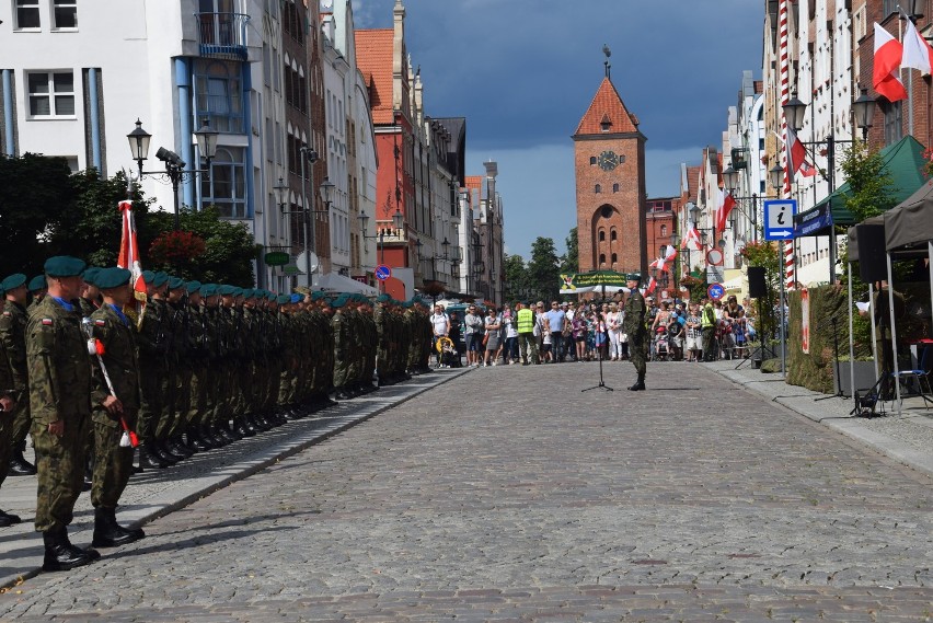 Uroczysty apel i pokaz sprzętu. Tak w Elblągu żołnierze obchodzą święto Wojska Polskiego