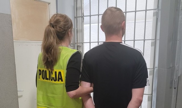 Czujność policjantów wzbudziło nerwowe zachowanie 27-latka, który wraz z dwoma innymi mężczyznami przebywał w rejonie sklepu w Masłowicach.