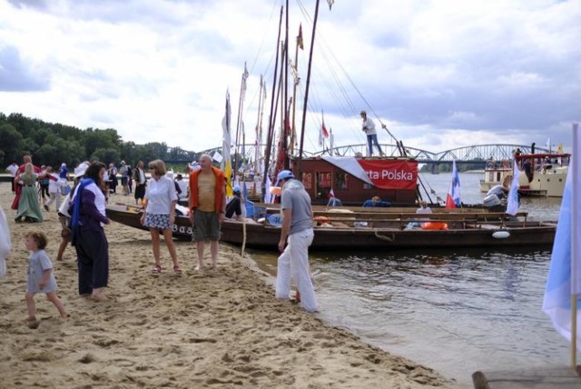 To druga edycja imprezy, która przypomina o walorach Wisły i jej znaczeniu dla historii i rozwoju położonych nad nią miast. Tegoroczny Festiwal Wisły wystartował 11 sierpnia na Przystani Wodnej we Włocławku, dzień później zawitał do Nieszawy i Ciechocinka, a w poniedziałek 13 sierpnia przeniósł się do Osieka nad Wisłą, gdzie zaplanowano szereg imprez na tarasie im. Michała Kokota, m.in. konkurs kapel weselnych.

Tak było rok temu: Festiwal Wisły w Toruniu [WIDEO, ZDJĘCIA]



II Festiwal Wisły w Toruniu [program, imprezy]