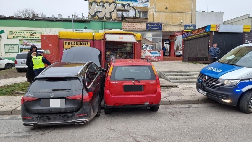 Wypadek w centrum Kielc. Zderzyły się dwa auta, po czym... wjechały w kiosk. Zobacz zdjęcia