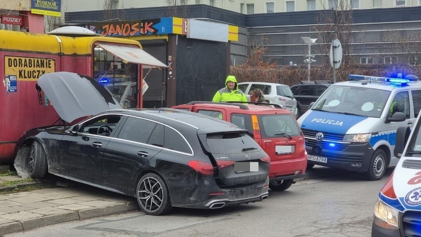 Wypadek w centrum Kielc. Zderzyły się dwa auta, po czym... wjechały w kiosk. Zobacz zdjęcia