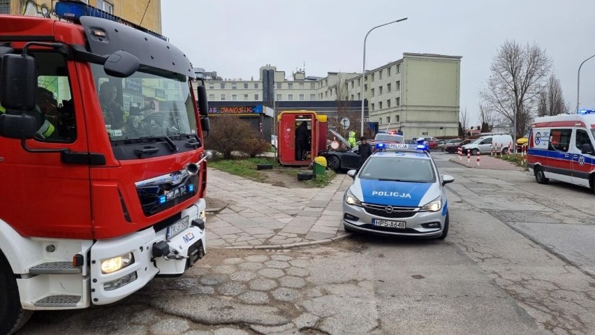 Wypadek w centrum Kielc. Zderzyły się dwa auta, po czym... wjechały w kiosk. Zobacz zdjęcia