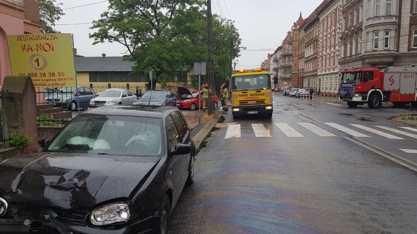 Wypadek na ulicy Hutników w Legnicy [ZDJĘCIA]