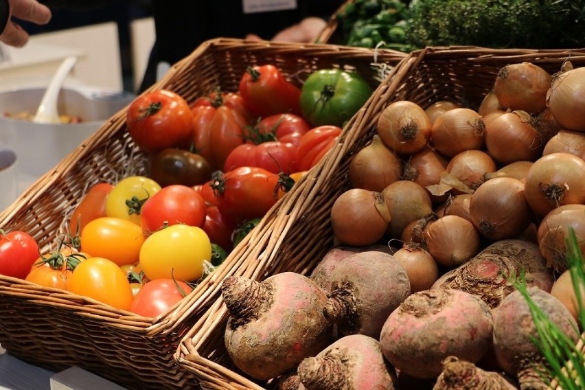 Pomidorki z Maroka, sałata z Hiszpanii. I niby że polskie. Które markety błędnie podały pochodzenie warzyw i owoców?