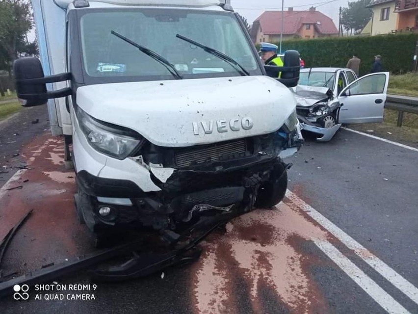 Cieniawa wypadek. Zderzenie busa z ciężarówką i autem osobowym pod Nowym Sączem