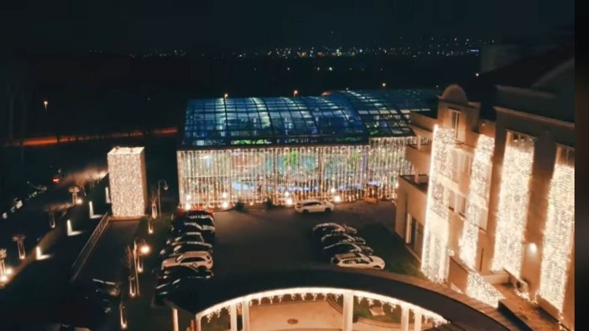 Tu jest jak w bajce! Niesamowite świąteczne iluminacje Hotelu i Basenów Tropikalnych Binkowski Resort w Kielcach. Zobaczcie zdjęcia i film