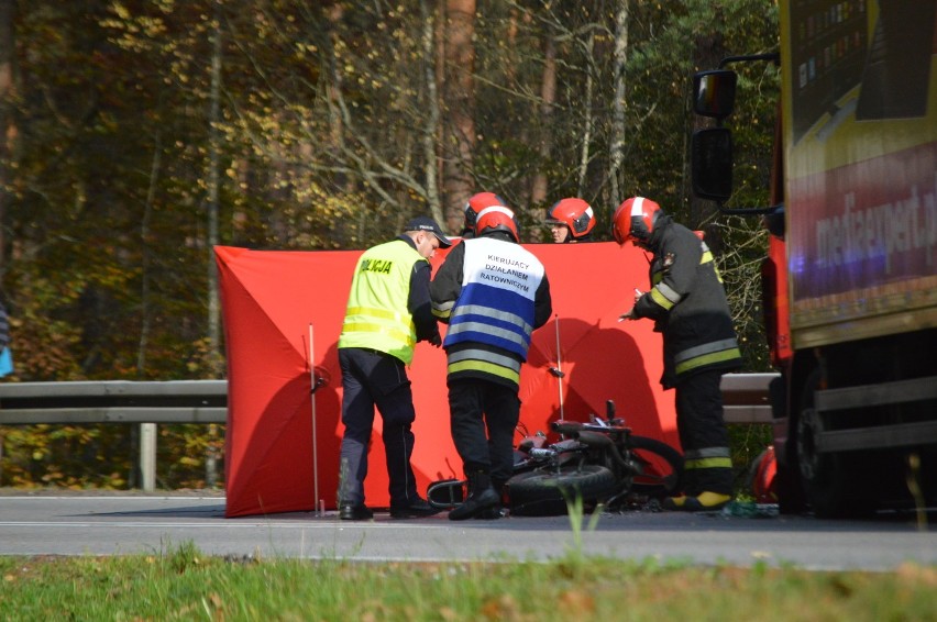 Śmiertelny wypadek koło Miastka 18.10.2017 r. Motocyklista nie żyje [zdjęcia]