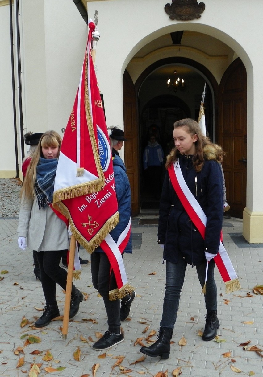 Poczet sztandarowy Szkoły Podstawowej w Nowym Kramsku