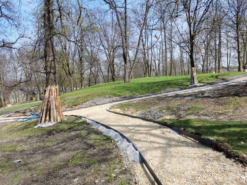 Chrzanów. Trwa drugi etap rewitalizacji parku w Kościelcu. Nowe alejki nabierają kształtów [ZDJĘCIA]