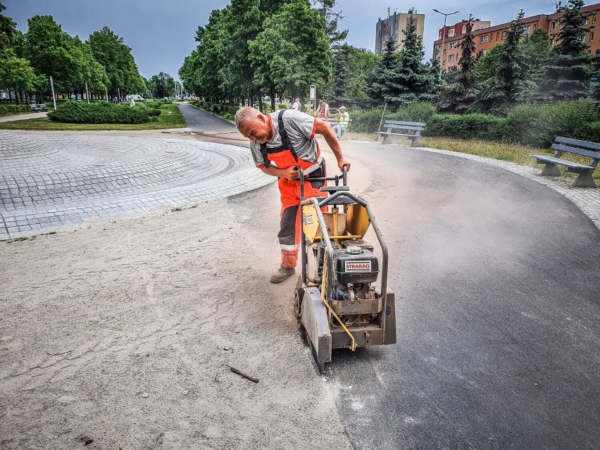 Wycinanie asfaltu w parku Jonstona w Lesznie
