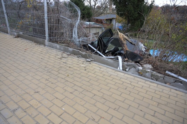 Na ul. Chełmińskiej zderzyły się dwa samochody osobowe. Jeden z nich po kolizji wjechał w ogrodzenie i zatrzymał się na terenie ogrodów działkowych