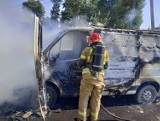 Akcja straży pożarnej na drodze pod Dąbrową Tarnowską. Kilka zastępów gasiło pożar samochodu dostawczego. Mamy zdjęcia