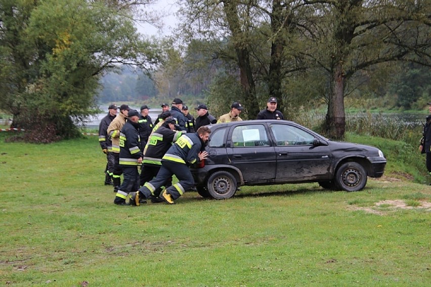 Dzień bezpieczeństwa w gminie Inowłódz. Ratowali ofiarę wypadku i kajakarzy, którzy wpadli do Pilicy [ZDJĘCIA]