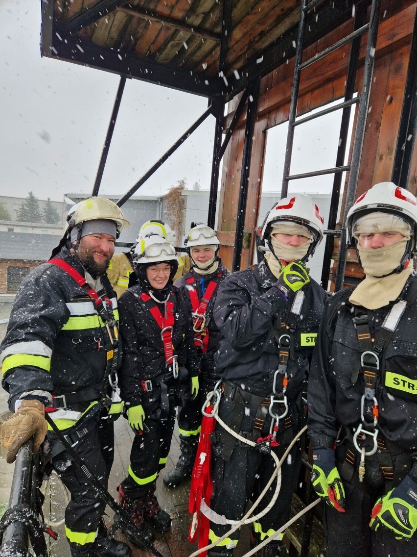 Kalisz: Strażacy ochotnicy szkolili się z ratownictwa wysokościowego. ZDJĘCIA