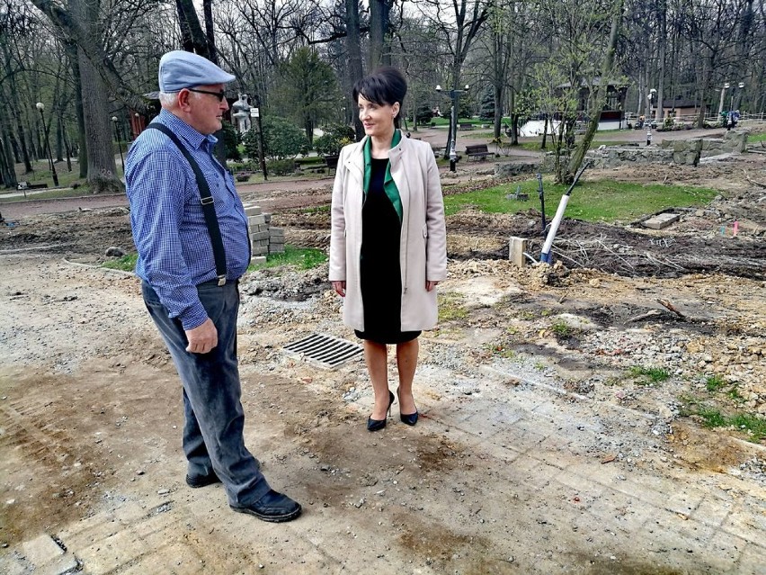 Park Zdrojowy w Jastrzębiu: praca wre na placu pomiędzy...