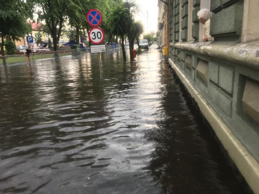Armageddon pogodowy w Jastrowiu -potoki na ulicach miasta