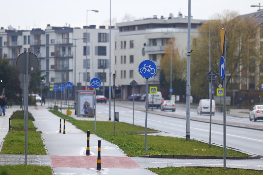 Absurd na Ursynowie. Gąszcz identycznych znaków drogowych na niespełna kilometrowej ulicy. ''Są co kilka kroków, to po prostu śmieszne''