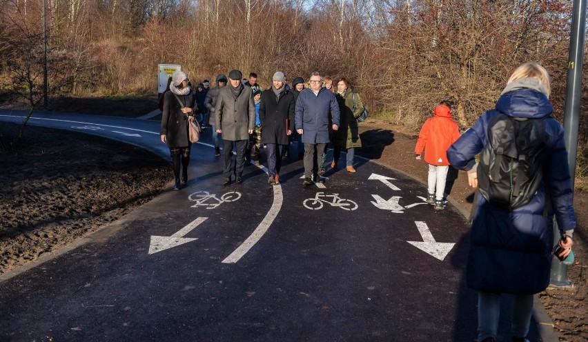 W środę 18.12.2019 r. oddano do użytku chodnika i ścieżkę...