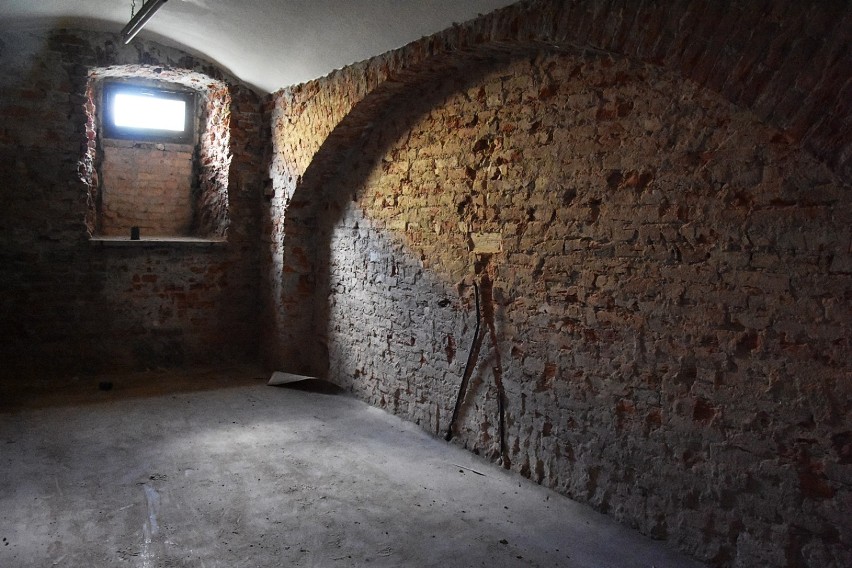 Budowlana rewolucja w Kromerze. W piwnicach widać ceglane ściany, na dachu przygotowania do kapitalnego remontu [ ZDJĘCIA]