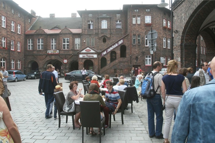 Nikiszowiec. Widać szyldy "Foto Niesporek" i inne na budynku...